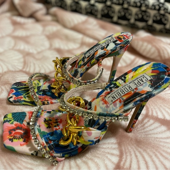 Cape Robbin Heels - Picture 3 of 3